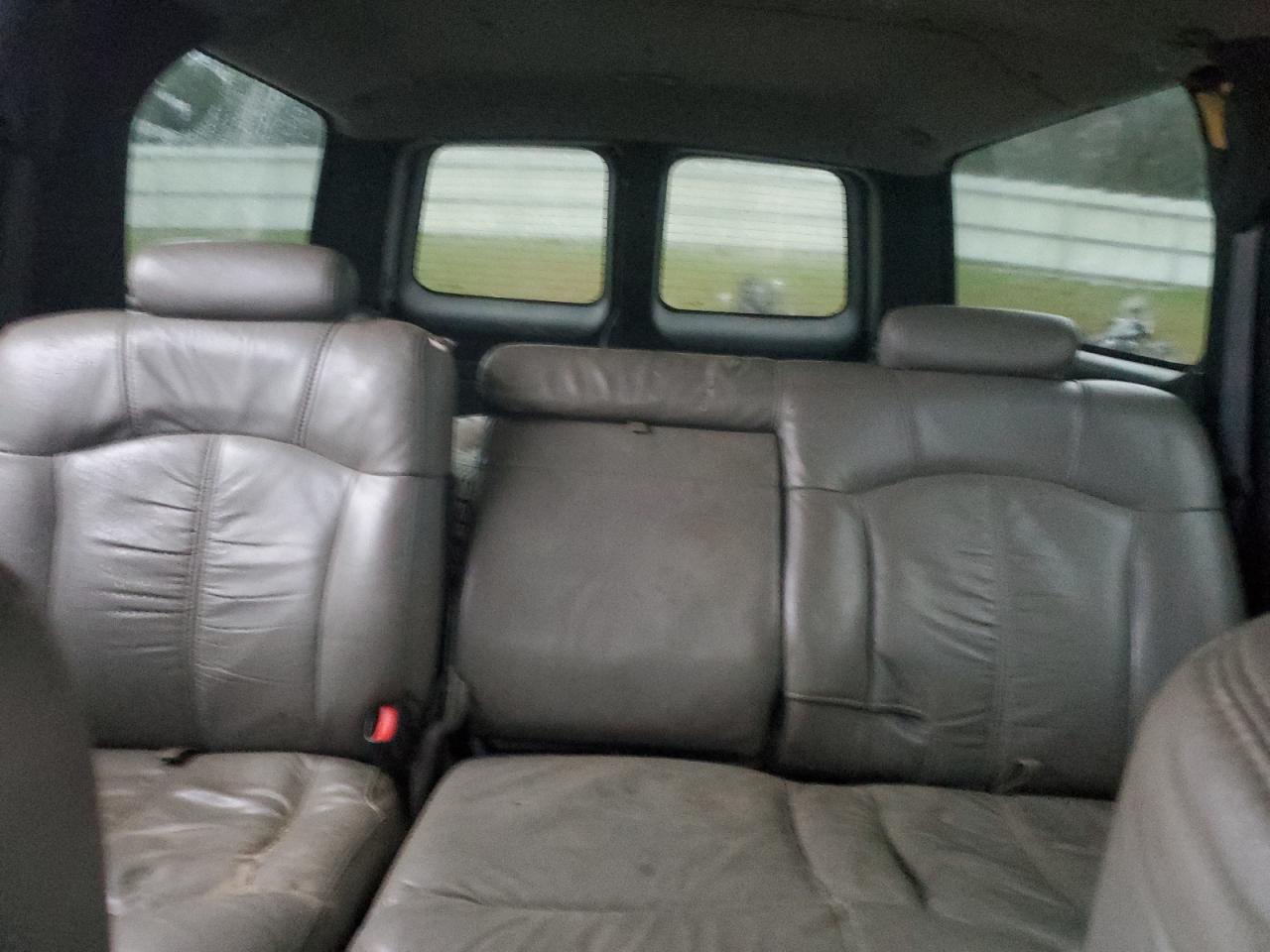 2002 Chevrolet Suburban - Image 10