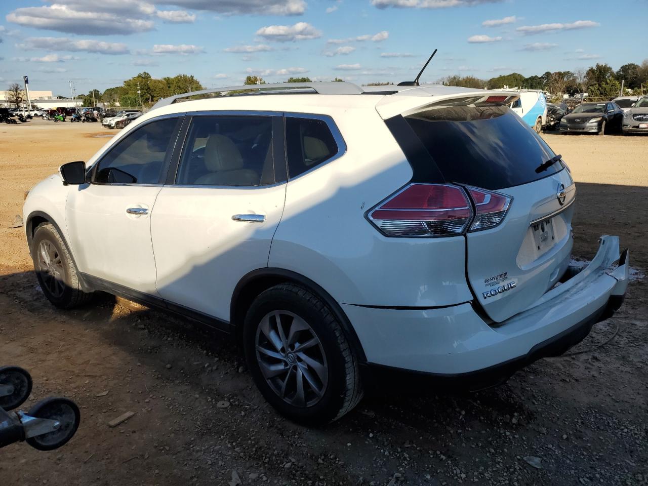 2015 Nissan Rogue - Image 2