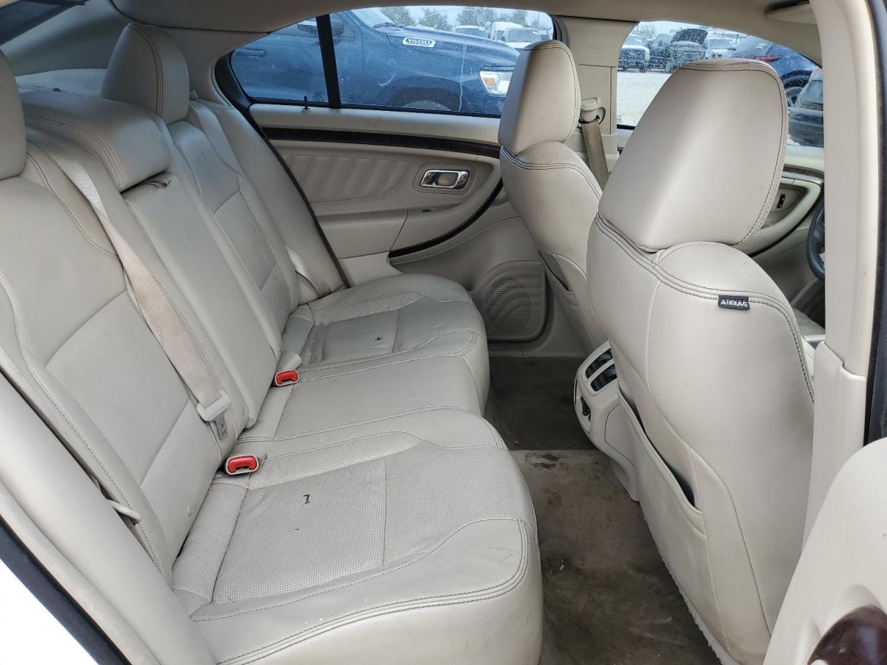 2011 Ford Taurus - Image 10