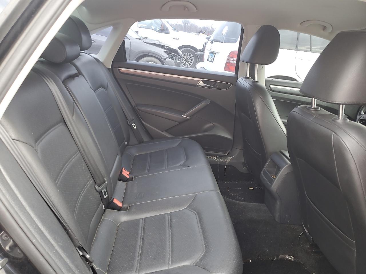 2017 Volkswagen Passat - Image 10