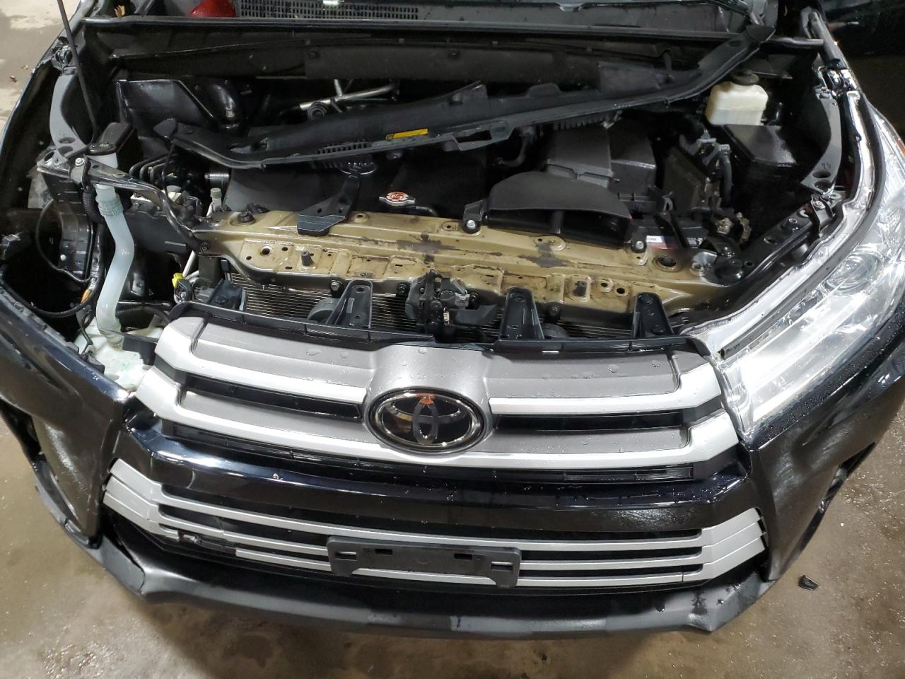 2019 Toyota Highlander - Image 13