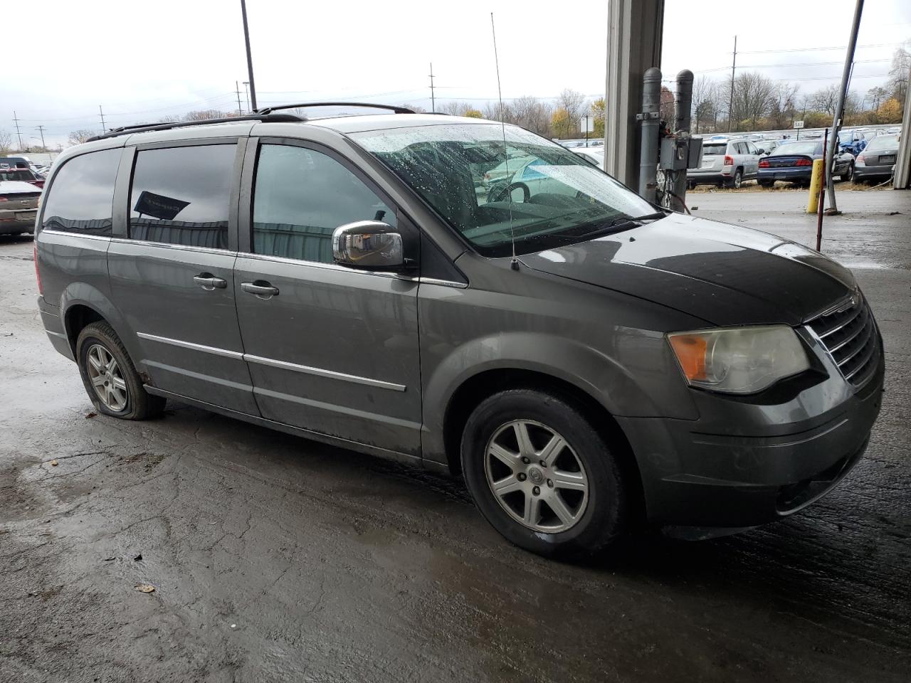 2010 Chrysler Town & Country - Image 4