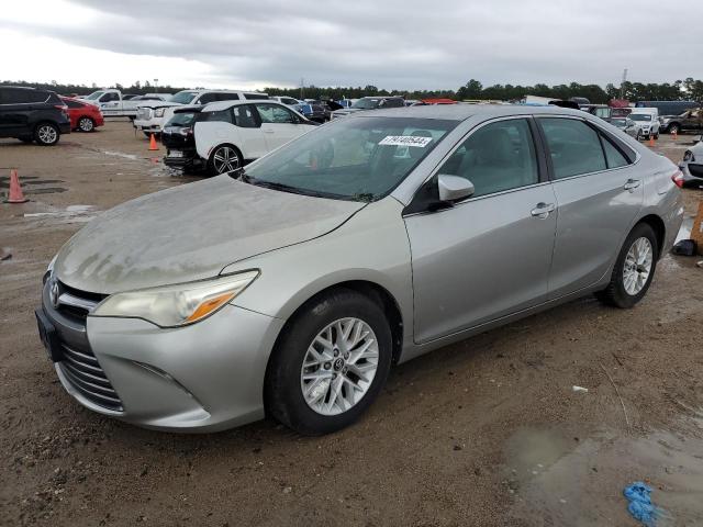 Sedans TOYOTA CAMRY 2016 Srebrny