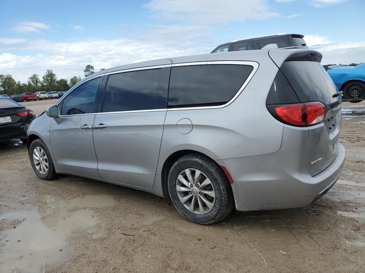 2018 Chrysler Pacifica - Image 2