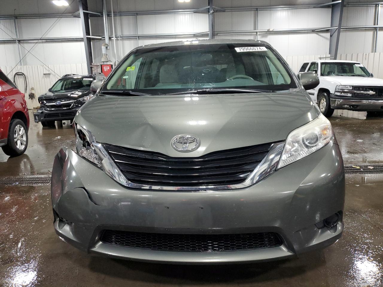 2012 Toyota Sienna - Image 5