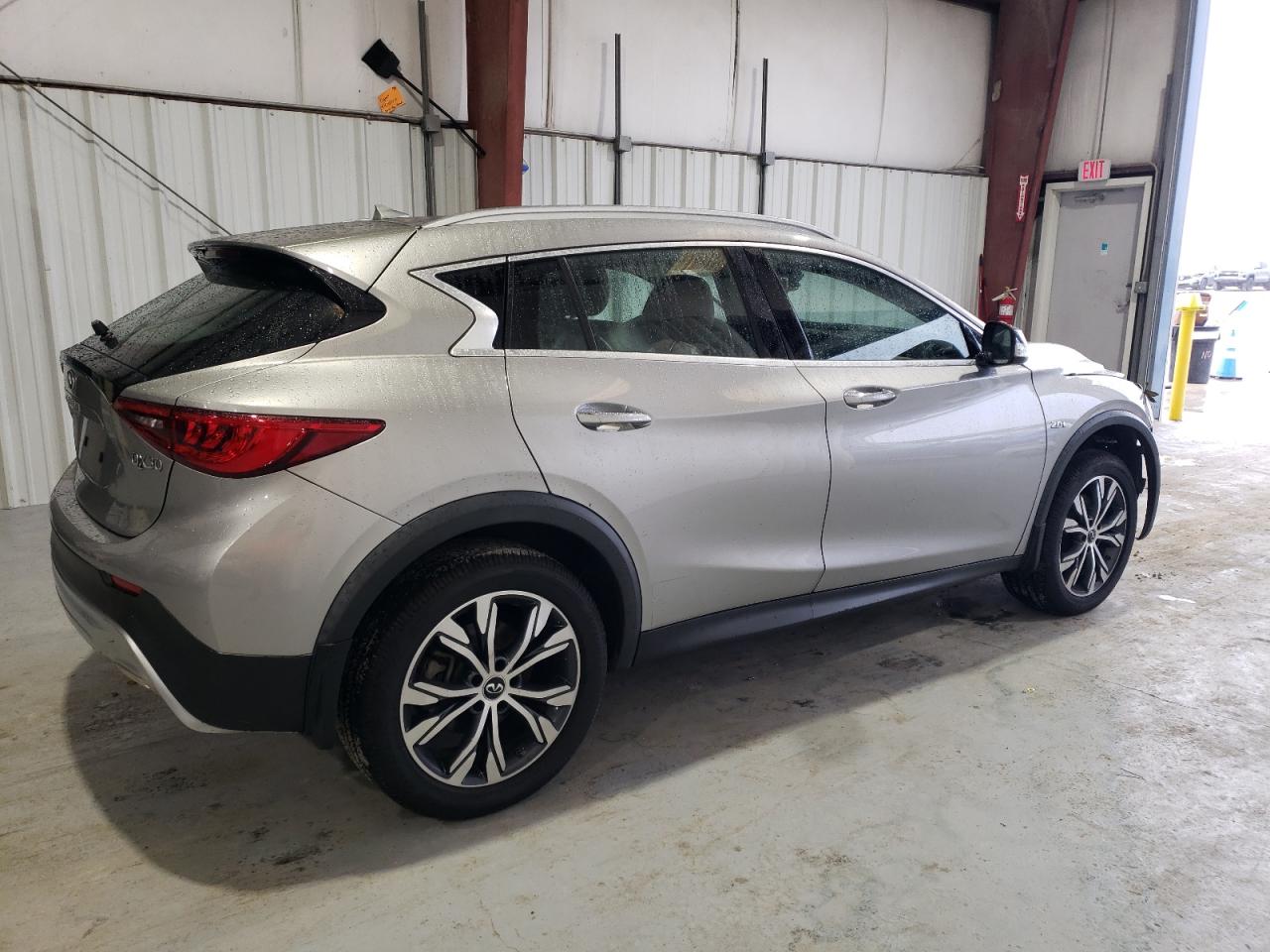 VIN SJKCH5CR6HA018874 2017 INFINITI QX30 no.3