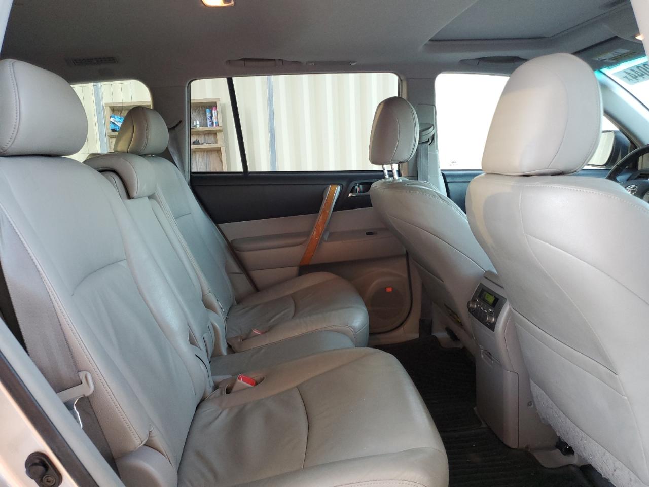 2010 Toyota Highlander - Image 11