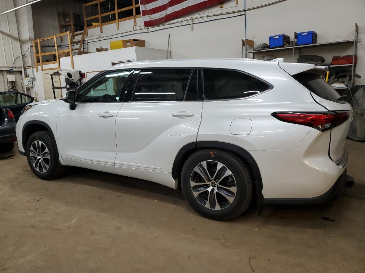 2022 Toyota Highlander - Image 2