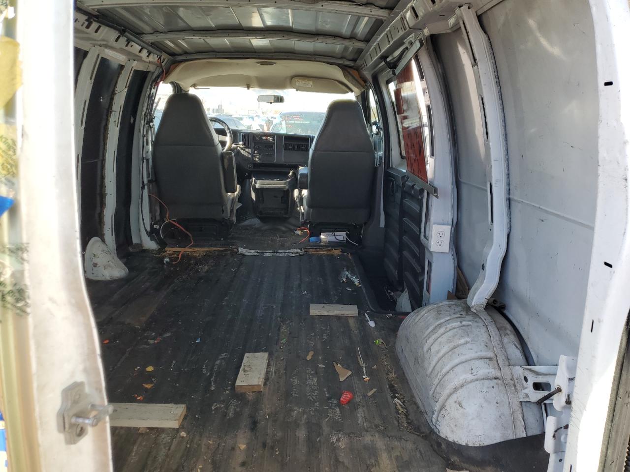 2006 Chevrolet Express - Image 11