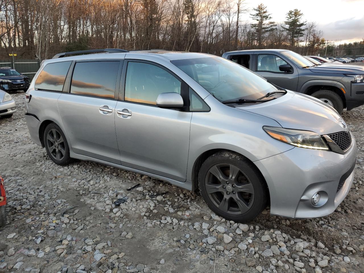 2017 Toyota Sienna - Image 4