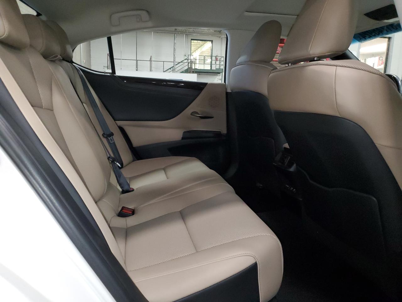 2019 Lexus ES - Image 10