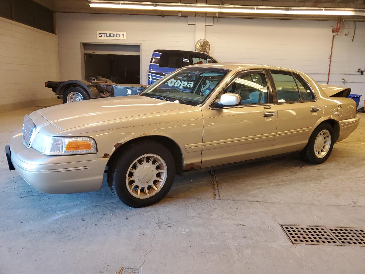 2000 Ford Crown Victoria - Image 1