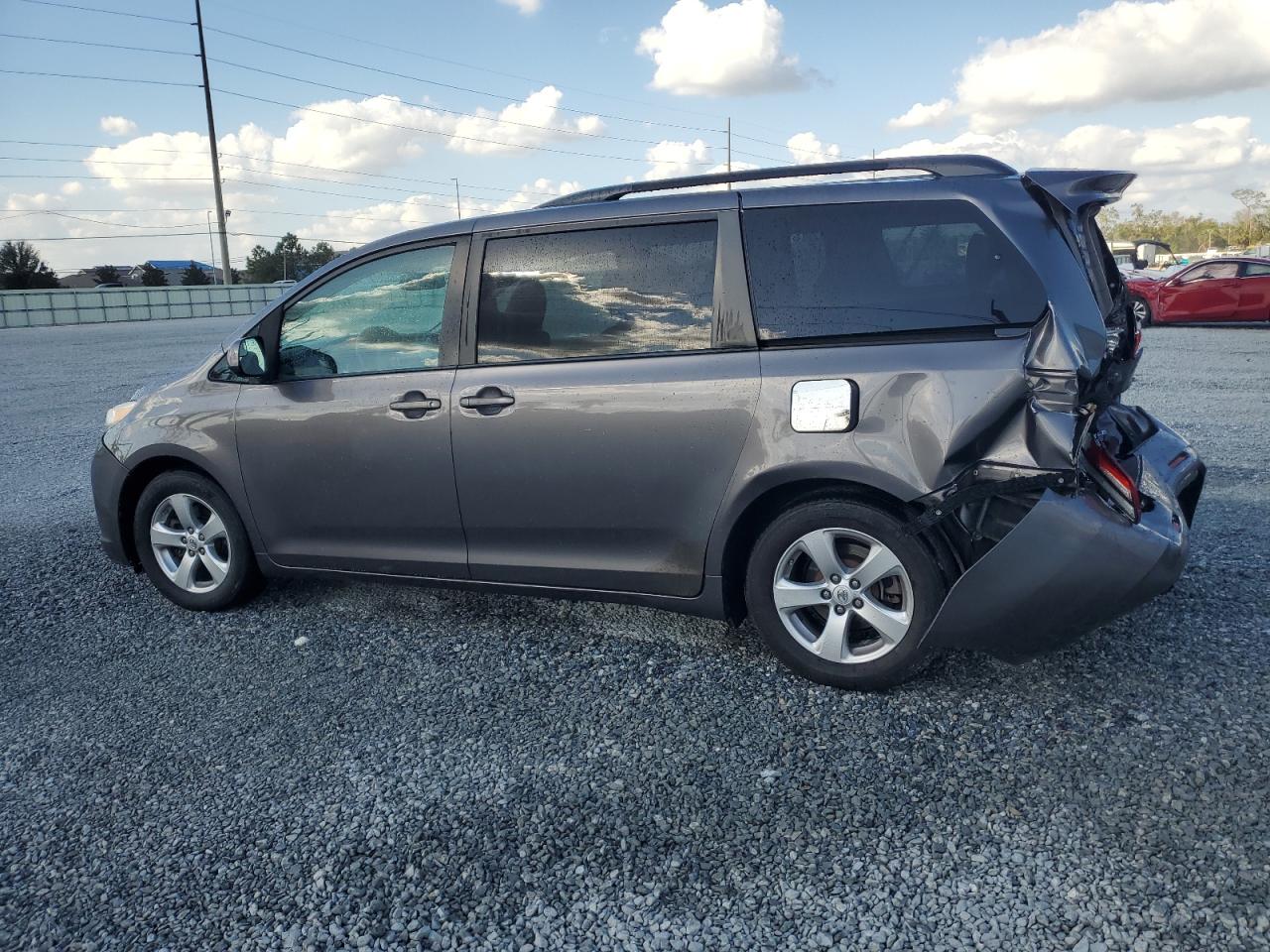 2015 Toyota Sienna - Image 2