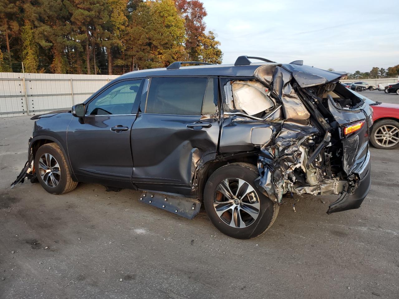 2022 Toyota Highlander - Image 2