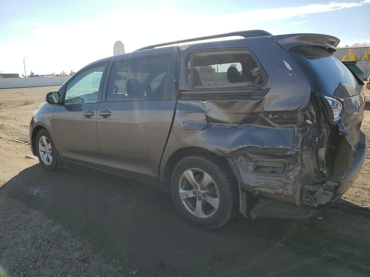 2016 Toyota Sienna - Image 2