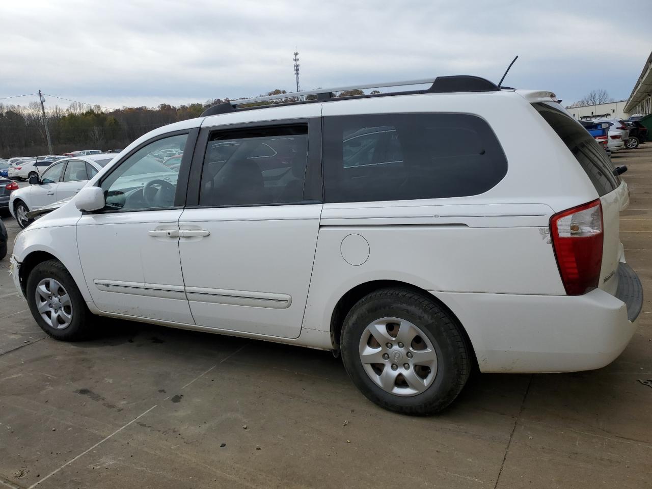 2009 Kia Sedona - Image 2