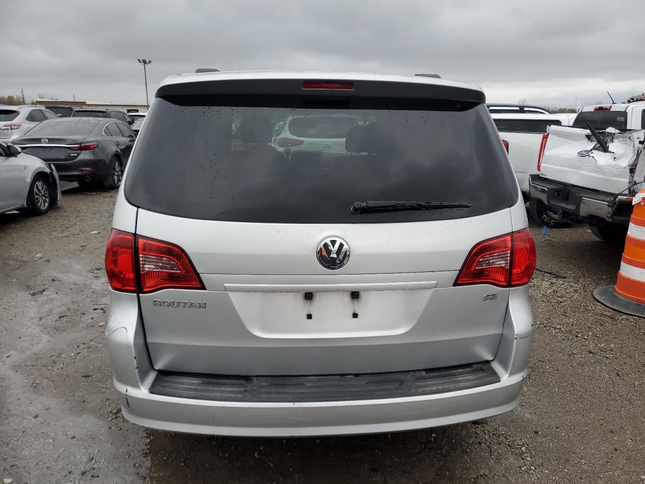 2011 Volkswagen Routan - Image 6