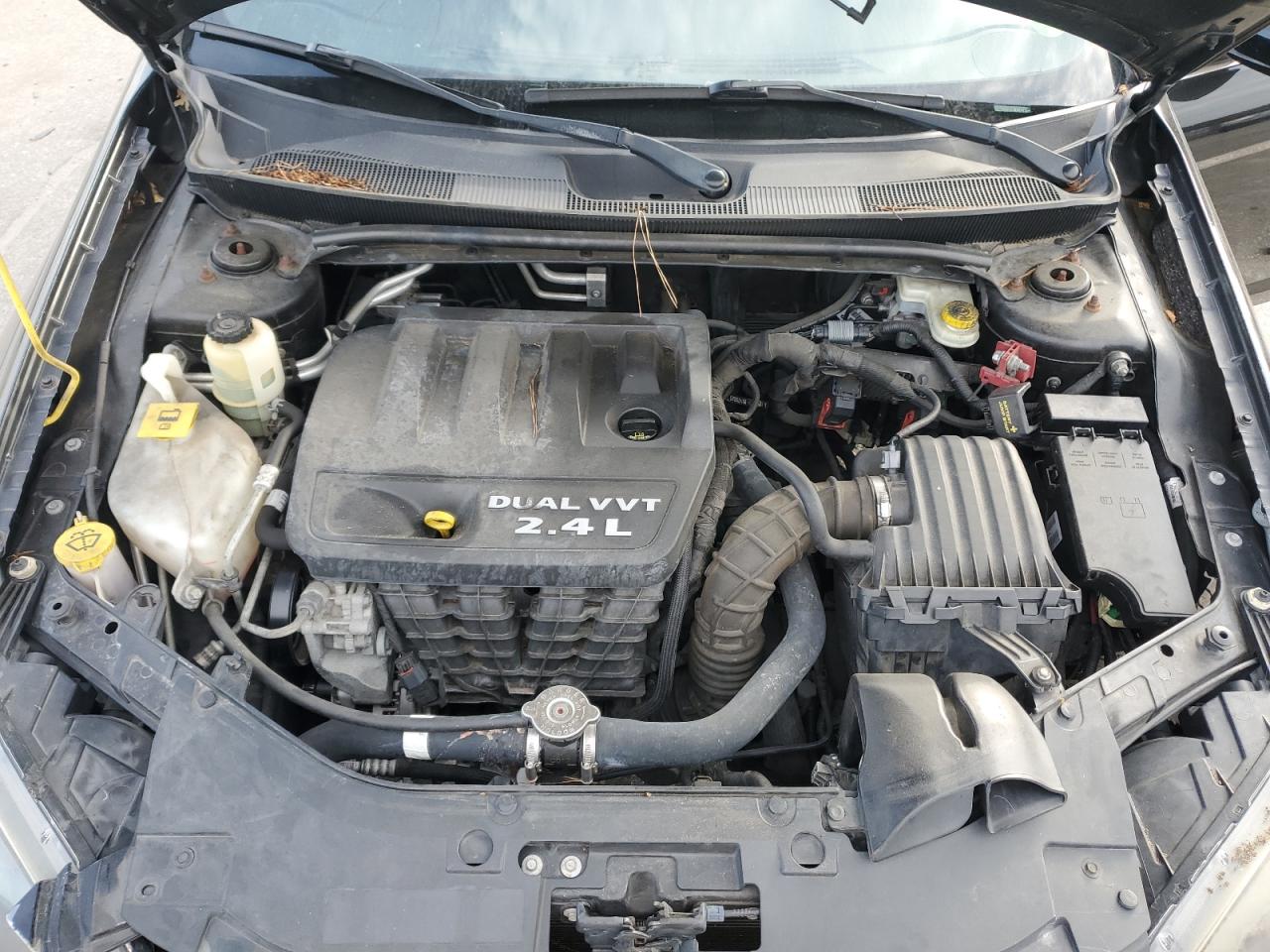 2013 Chrysler 200 - Image 12