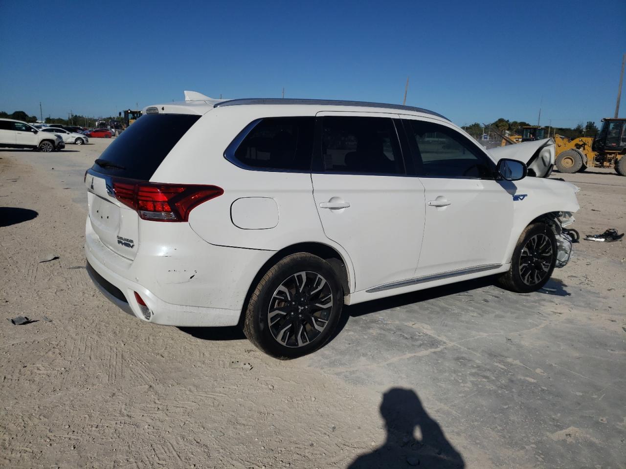 2018 Mitsubishi Outlander - Image 3