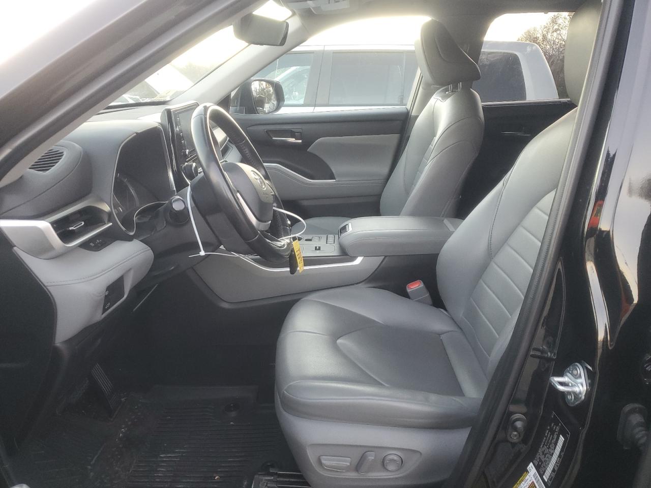 2022 Toyota Highlander - Image 7