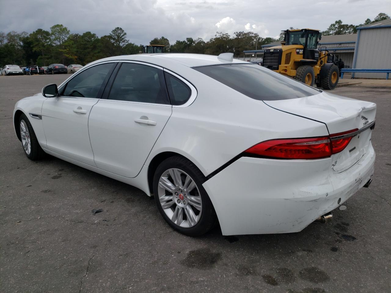 VIN SAJBD4BV1HCY31046 2017 JAGUAR XF no.2