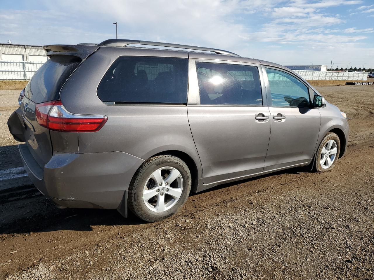 2016 Toyota Sienna - Image 3