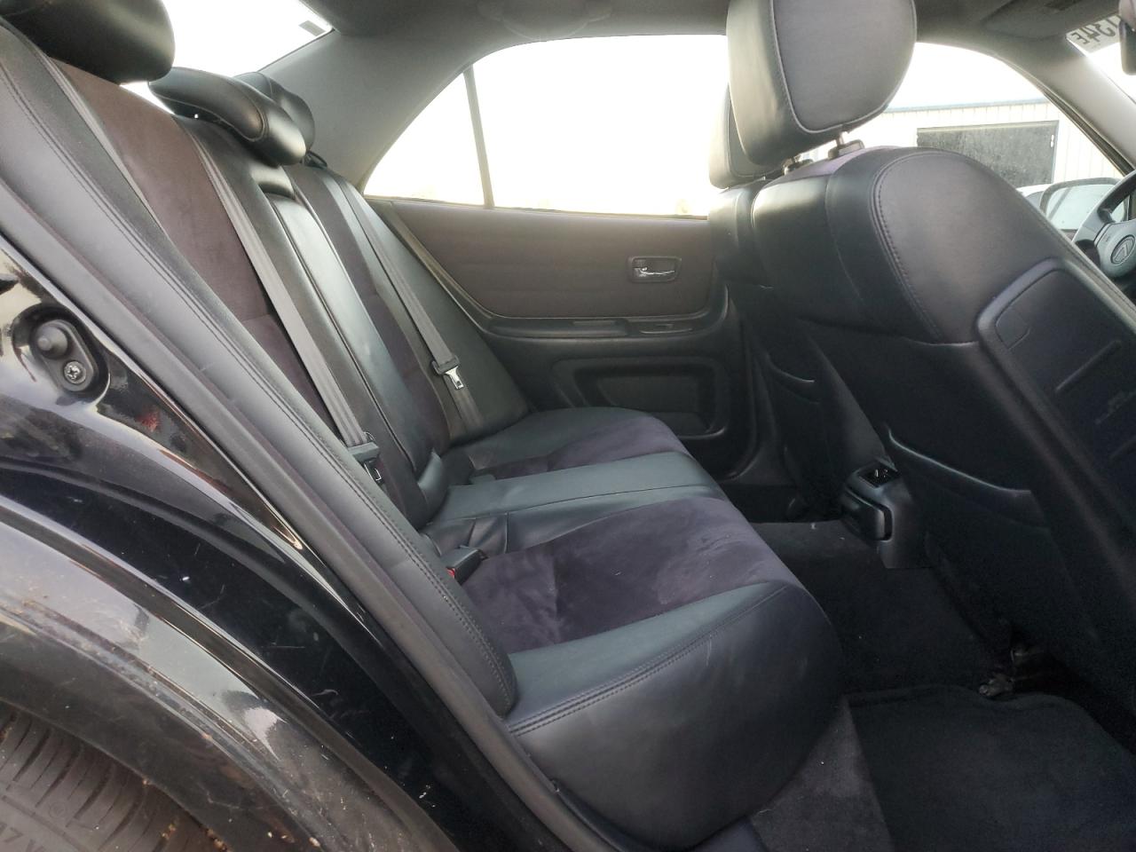 2001 Lexus IS - Image 10