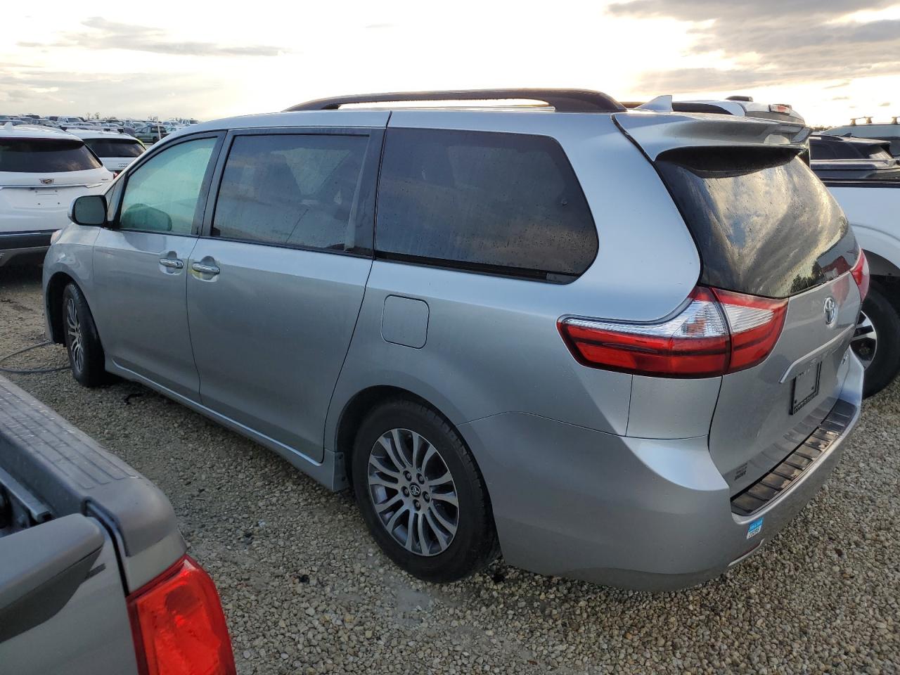 2019 Toyota Sienna - Image 2