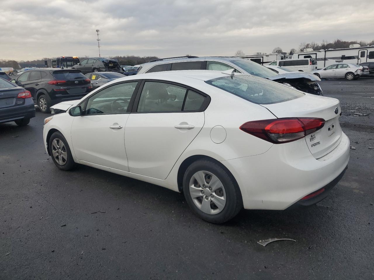 3KPFL4A7XJE280264 2018 KIA FORTE - Image 2