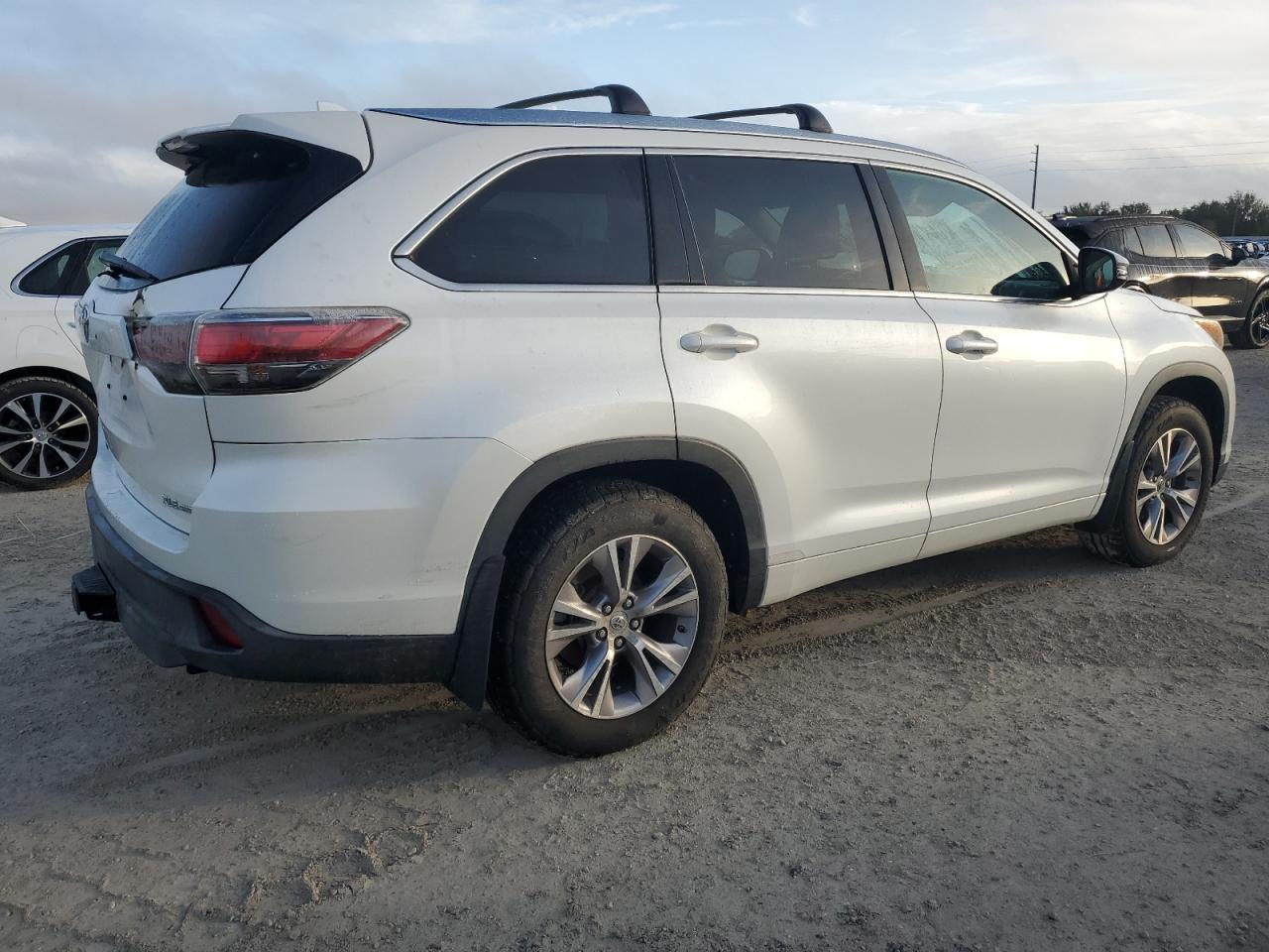 2015 Toyota Highlander - Image 3