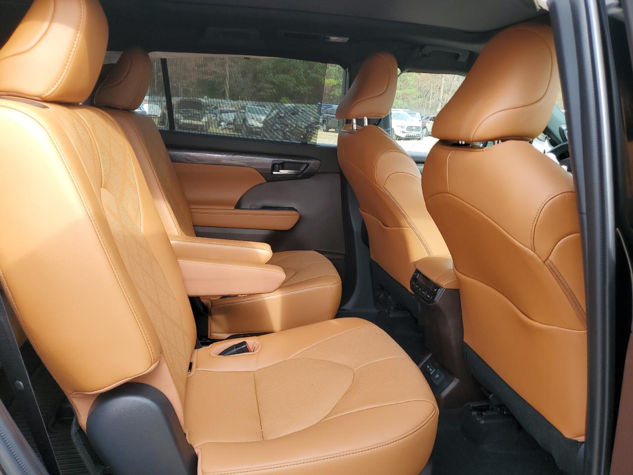 2022 Toyota Highlander - Image 12