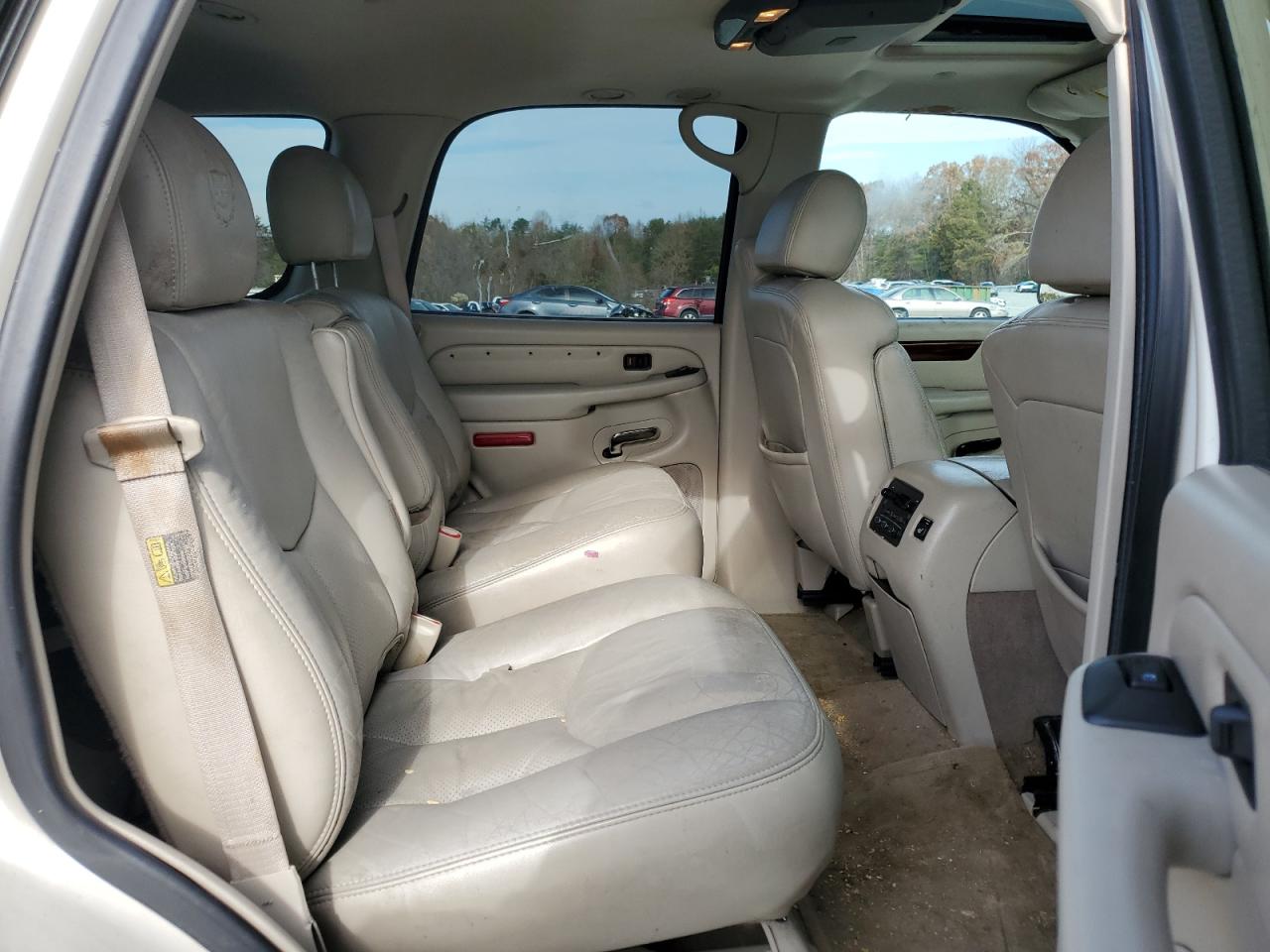 2004 Cadillac Escalade - Image 11