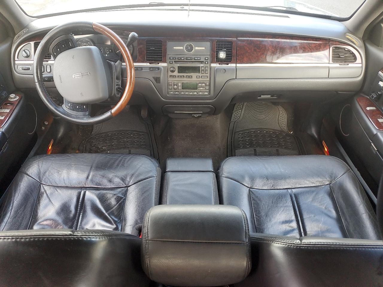 2011 Lincoln Town Car - Image 8