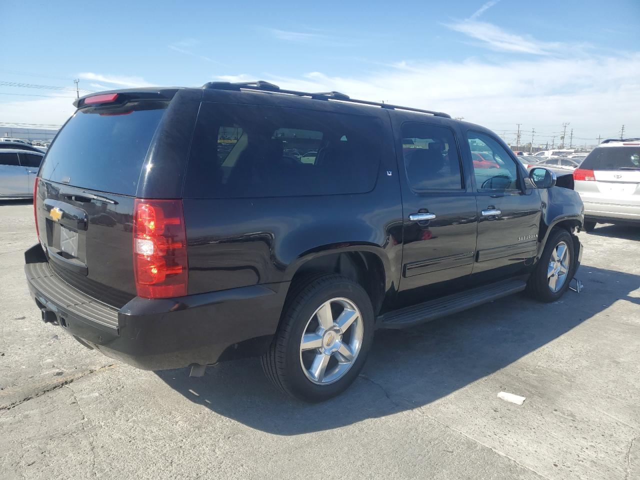 2014 Chevrolet Suburban - Image 3