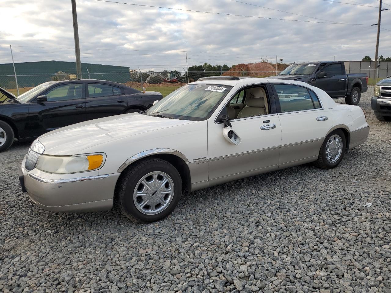 2001 Lincoln Town Car - Image 1