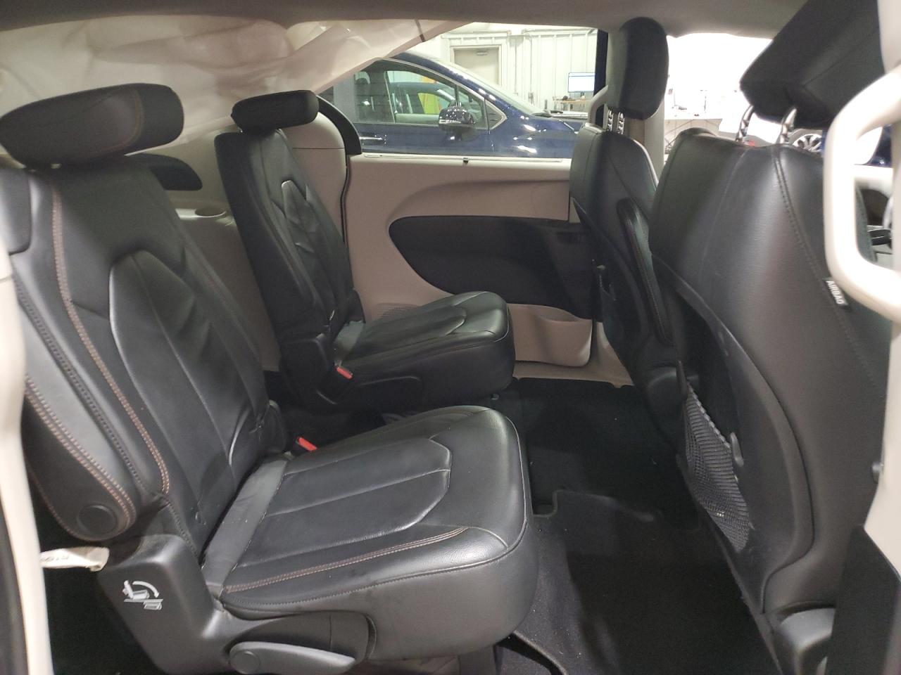 2017 Chrysler Pacifica - Image 11
