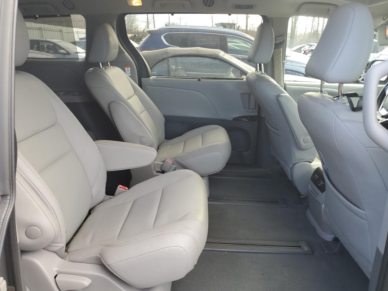 2020 Toyota Sienna - Image 11