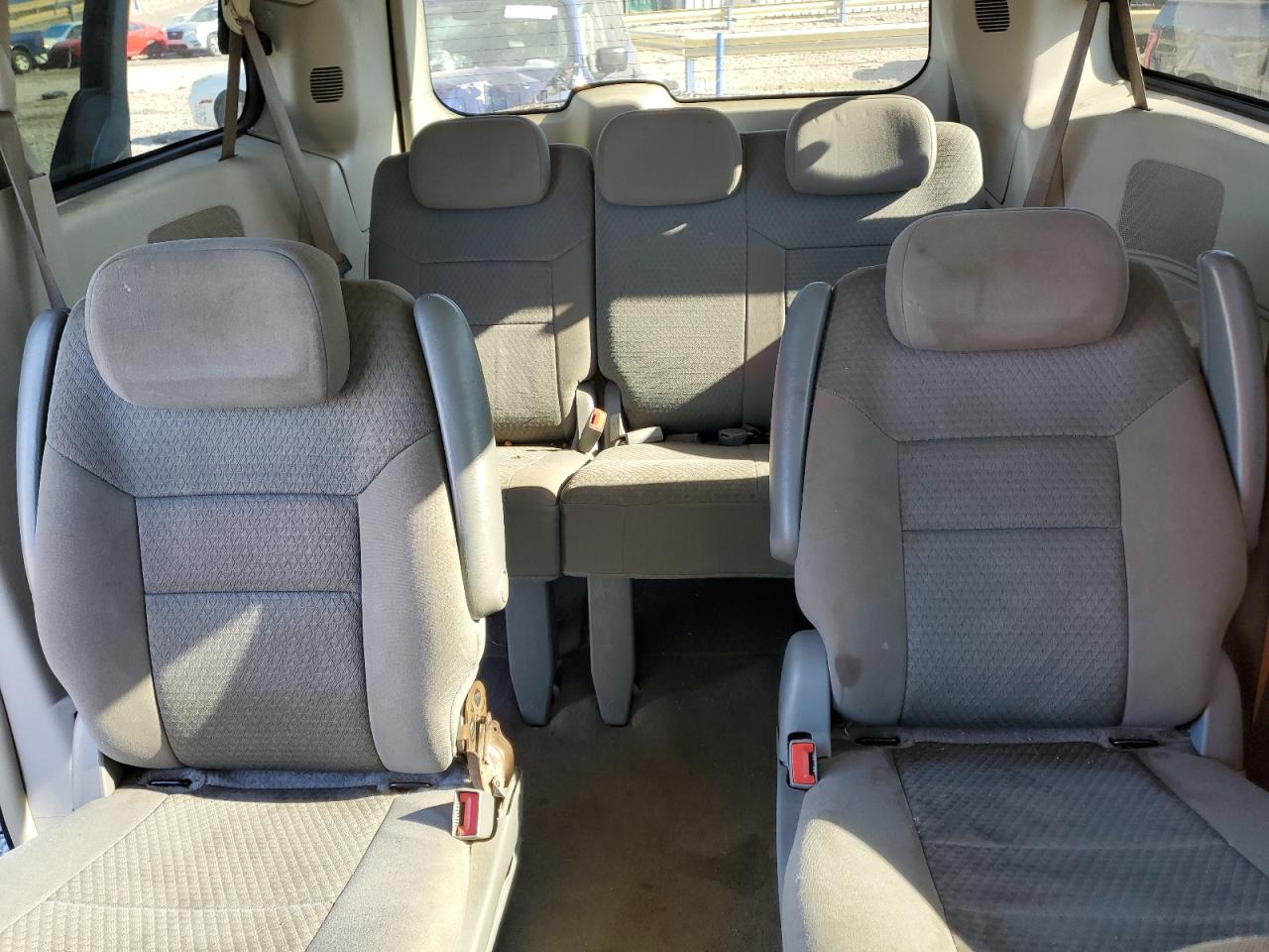 2010 Chrysler Town & Country - Image 10