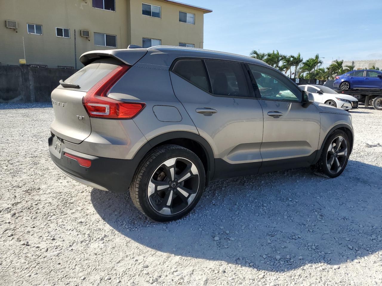 2022 Volvo XC40 - Image 3