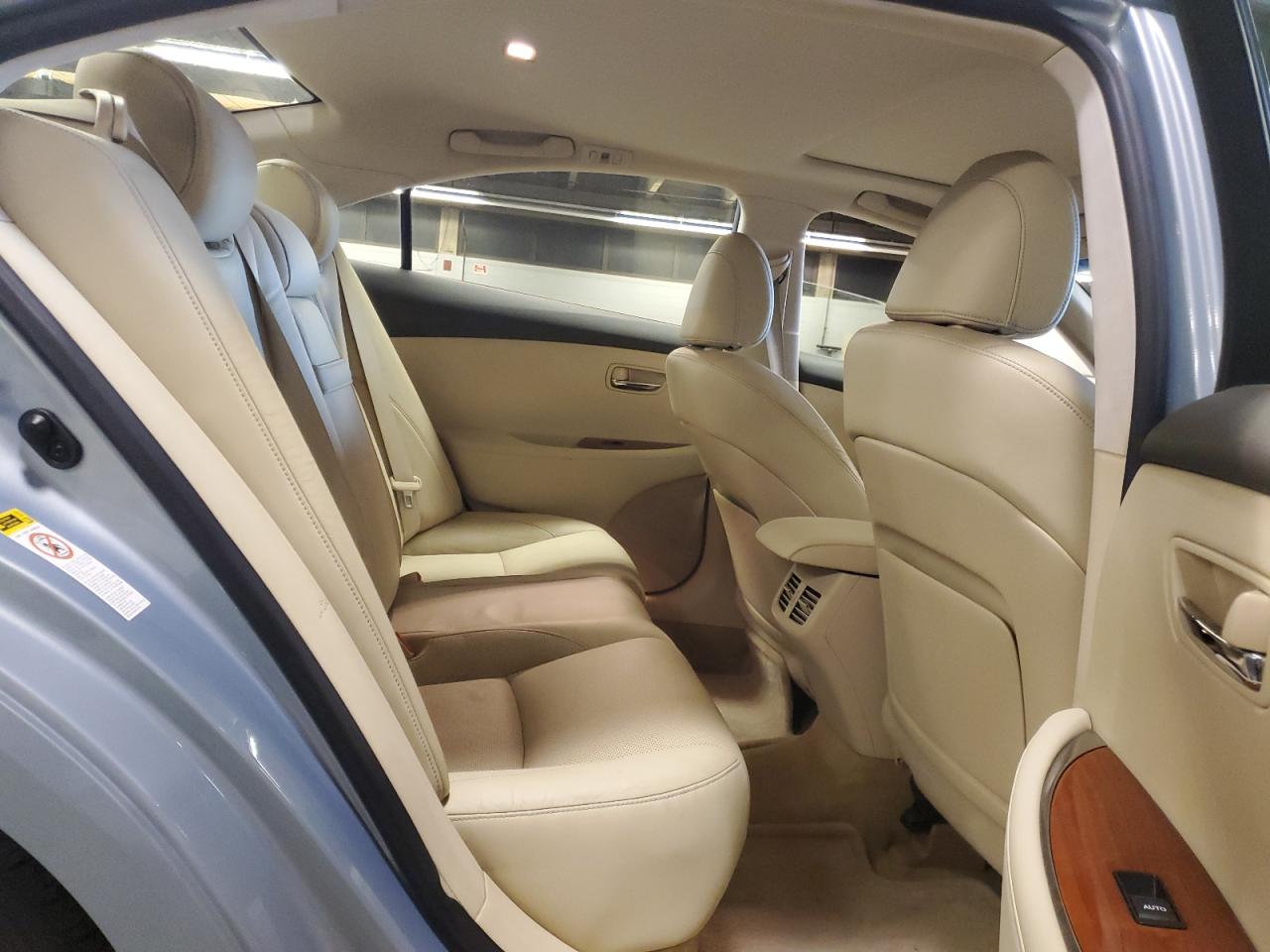 2010 Lexus ES - Image 10