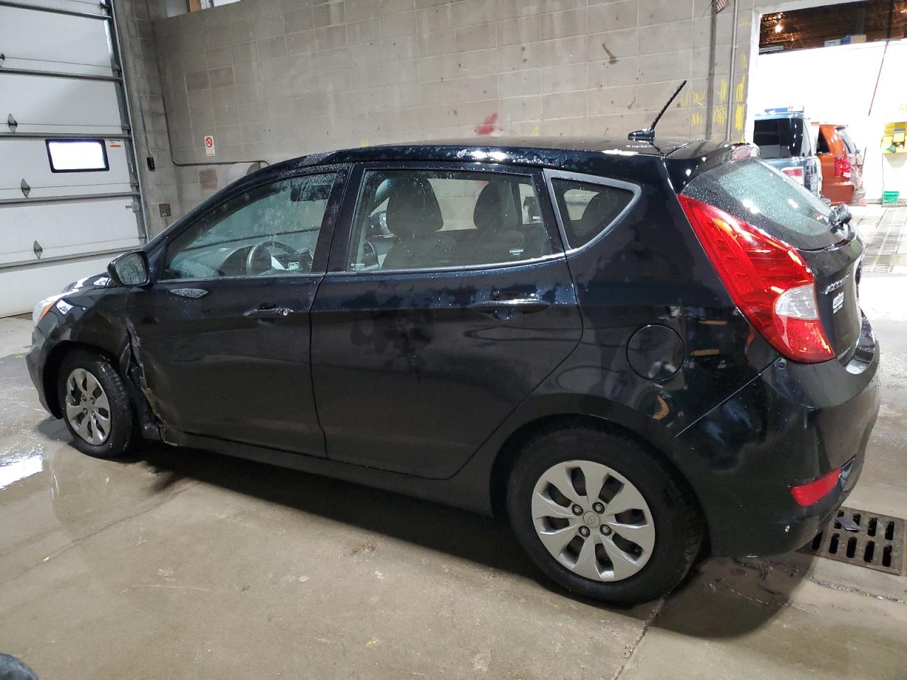 KMHCT5AE0HU353950 2017 HYUNDAI ACCENT - Image 2