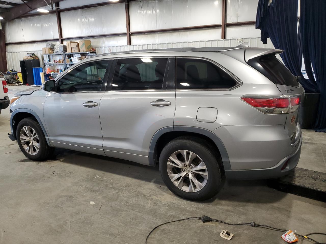 2015 Toyota Highlander - Image 2