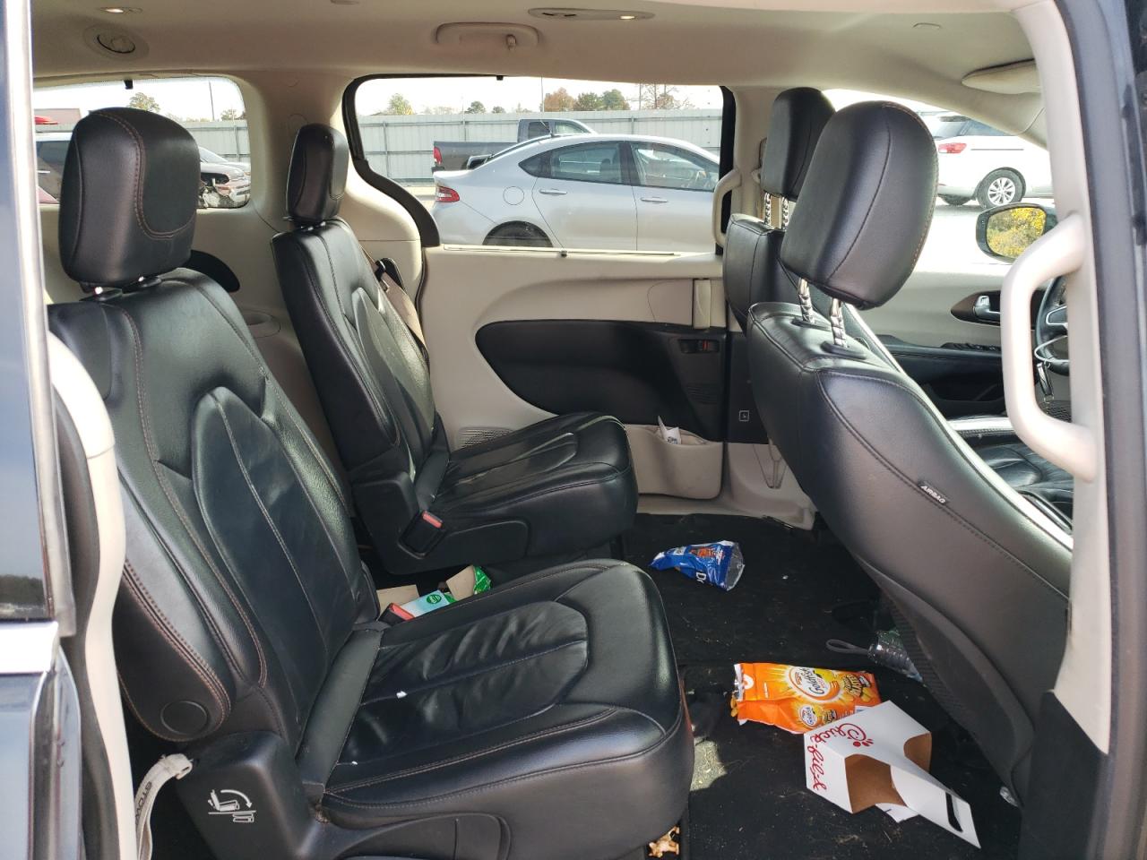 2017 Chrysler Pacifica - Image 11