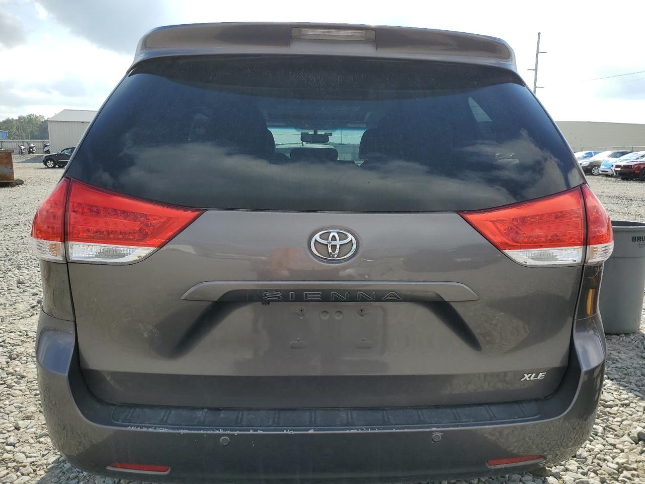2012 Toyota Sienna - Image 6