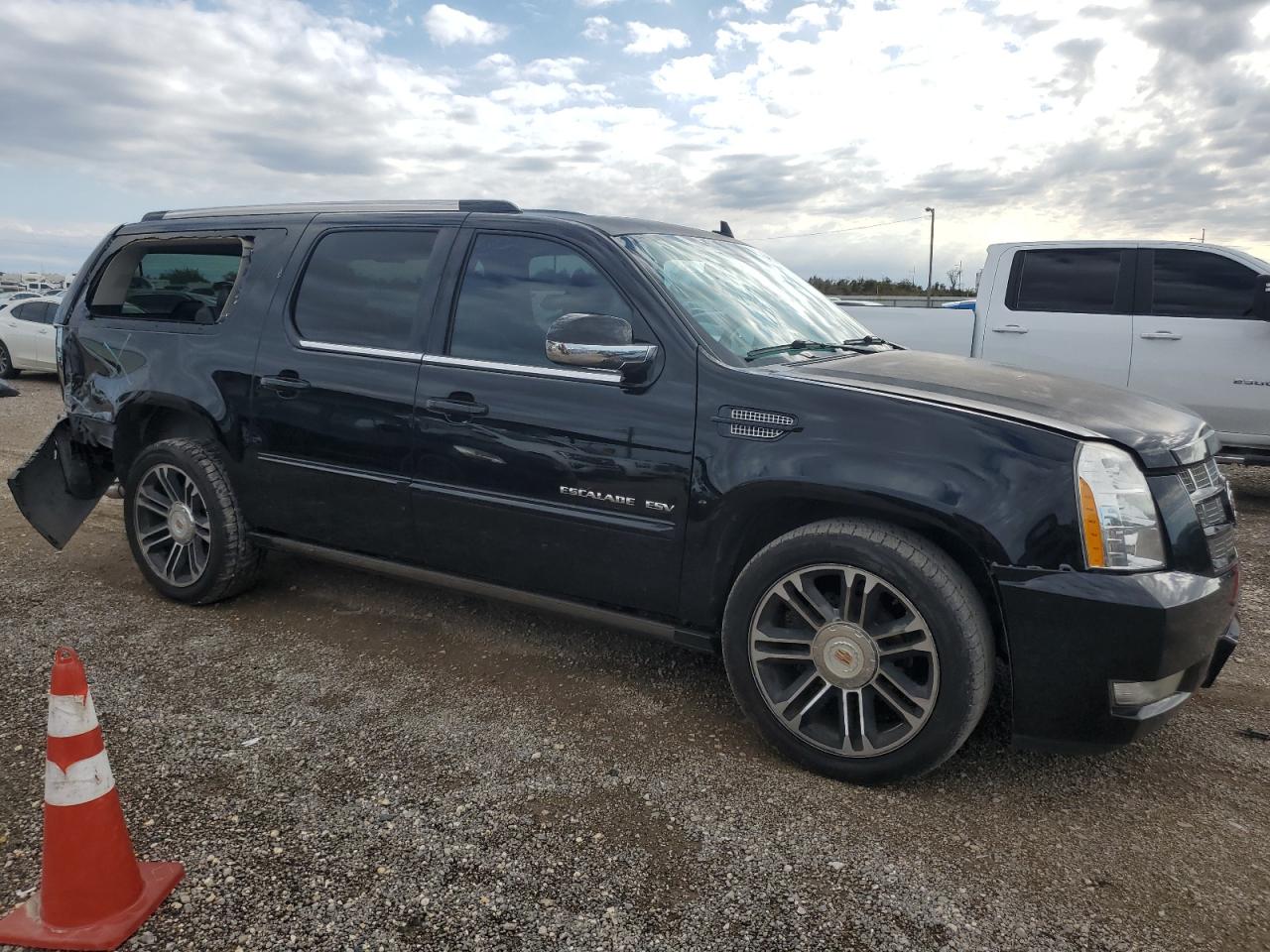 VIN 1GYS3JEFXER156322 2014 CADILLAC ESCALADE no.4