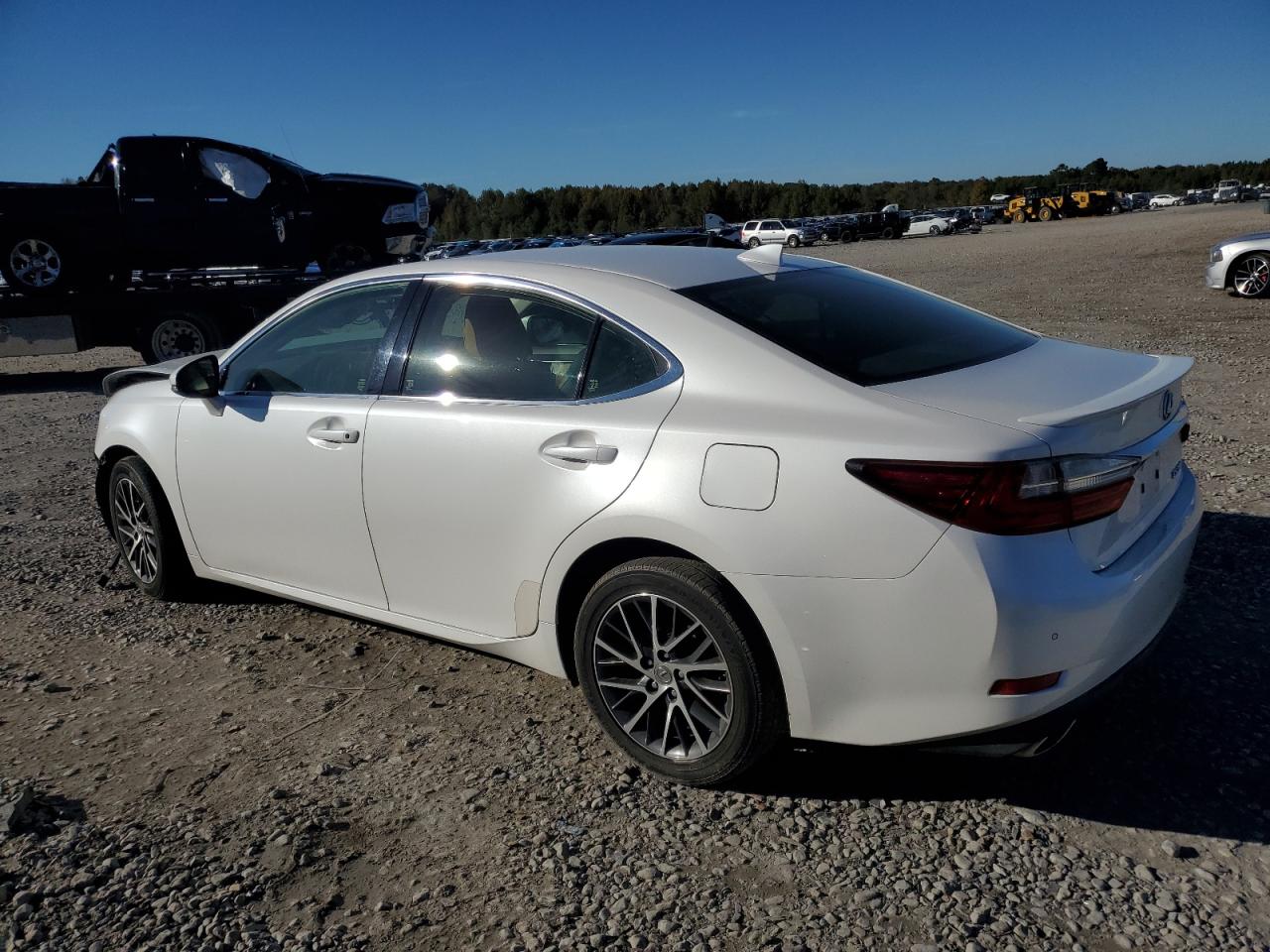 2016 Lexus ES - Image 2
