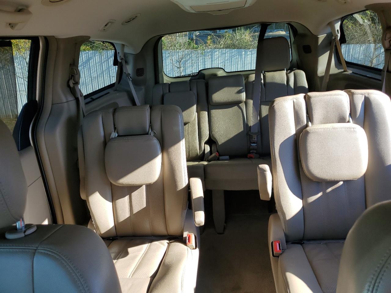 2014 Chrysler Town & Country - Image 10