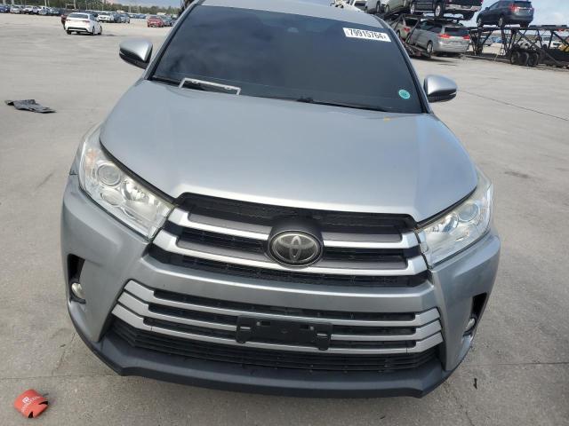  TOYOTA HIGHLANDER 2017 Серебристый