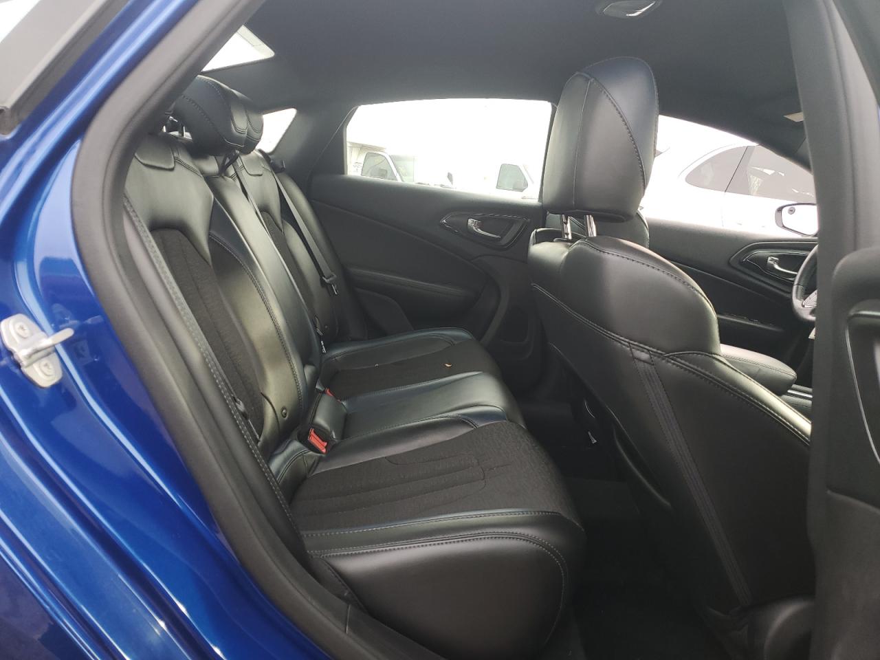 2016 Chrysler 200 - Image 10