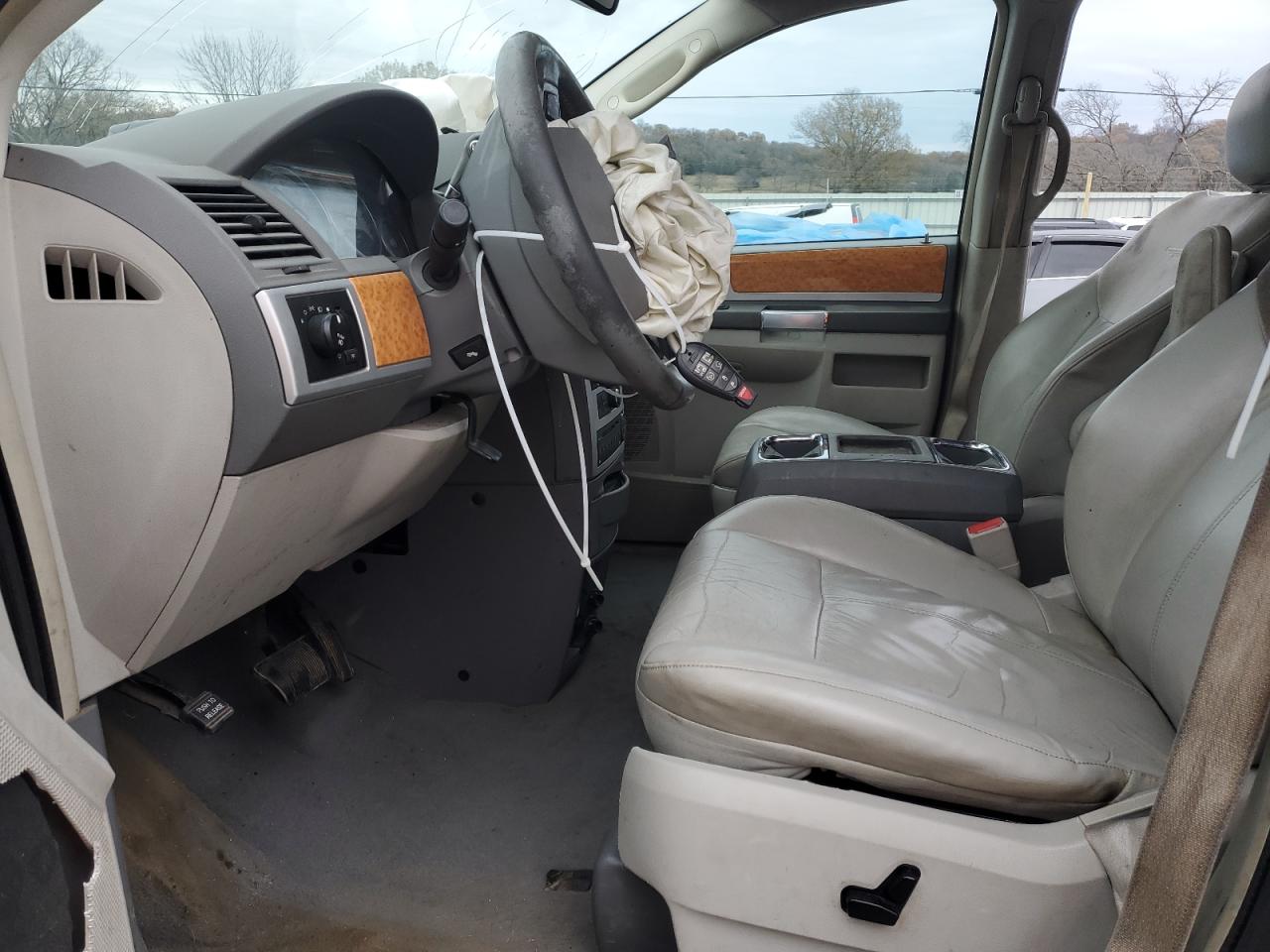 2010 Chrysler Town & Country - Image 7